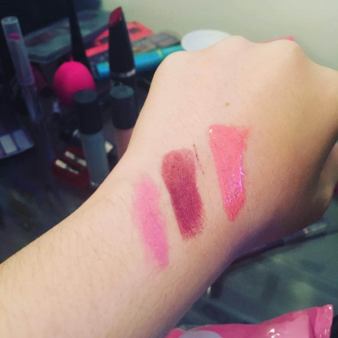 Kardashian Beautyのインスタグラム：「Being a female who wears makeup means becoming a human swatch 😂 #humanswatch #makeup #lol」