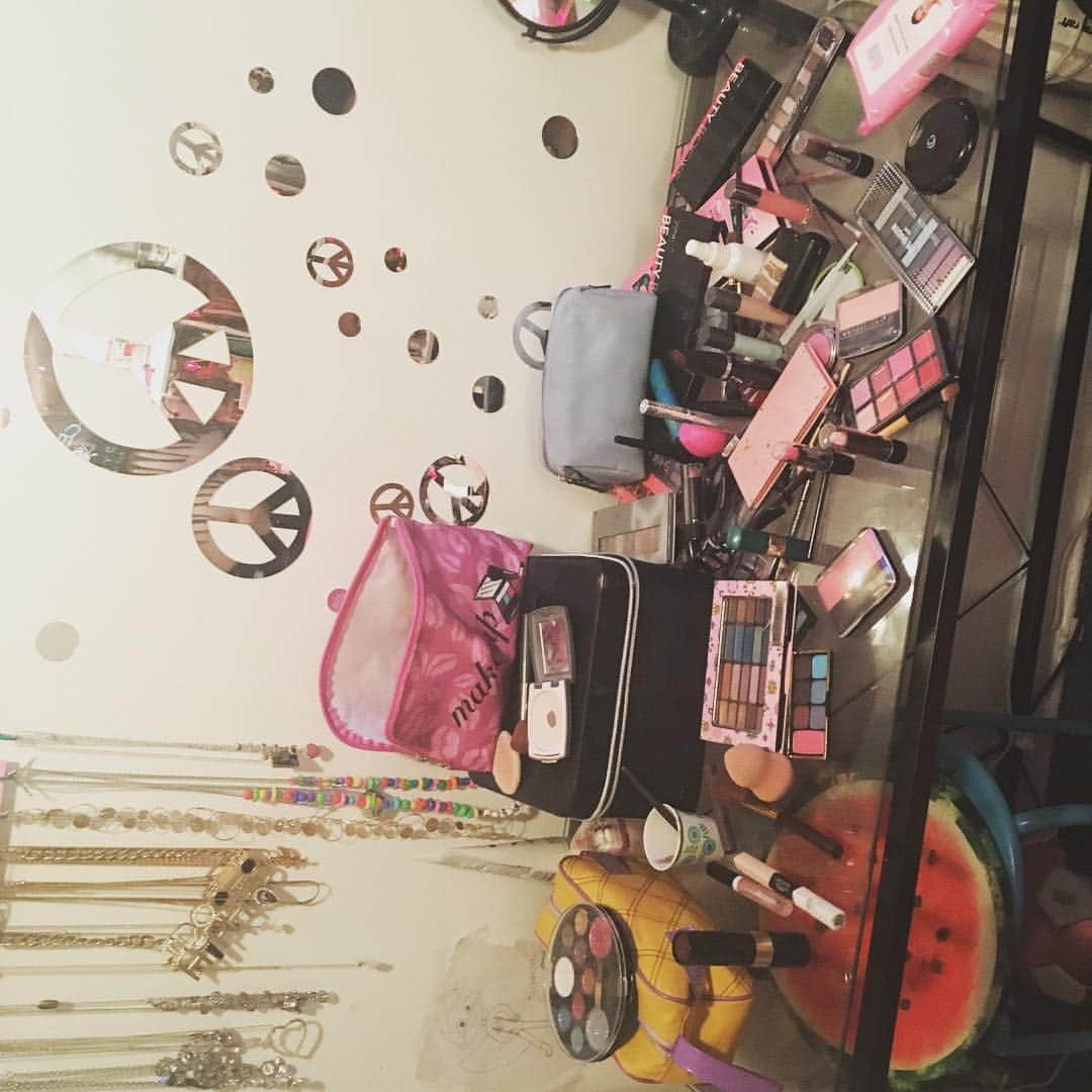 Kardashian Beautyのインスタグラム：「What happens after an hour of doing makeup and playing with it 😂❤👌 #makeup #lol #shitihavetocleanthisup」