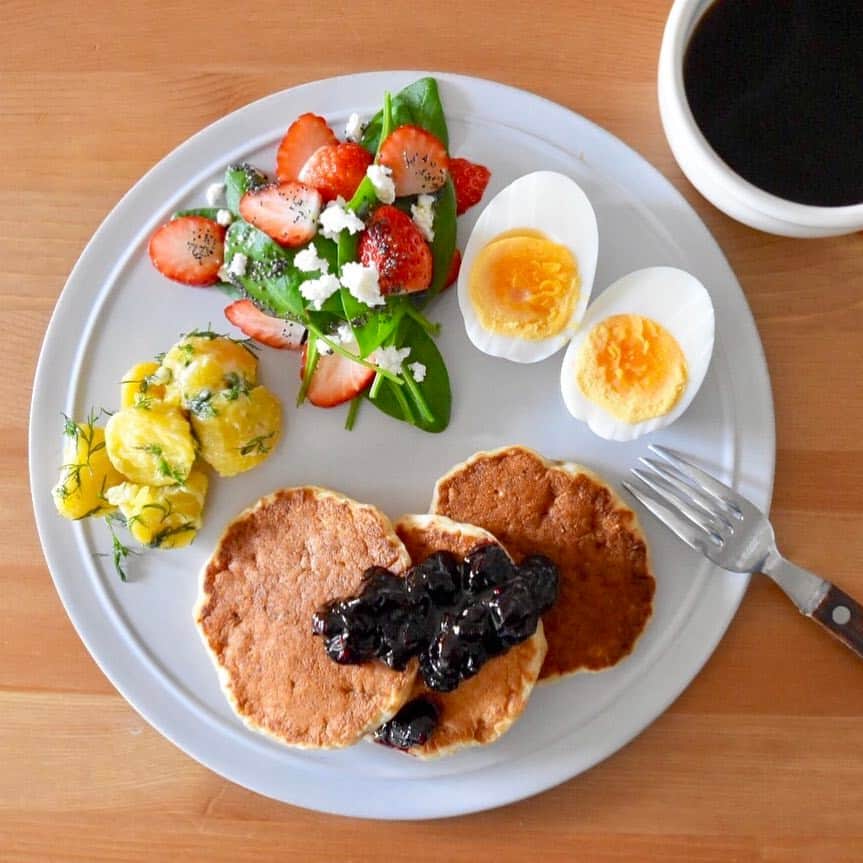 山崎佳のインスタグラム：「Today's breakfast. Oatmeal pancakes. 子ども用に焼いて冷凍しておくオートミール入りのパンケーキ。最近は、レンジで柔らかく煮たオートミールとホットケーキミックス、潰したバナナ、牛乳で作ってます。見た目悪いけど、オートミール大好きな娘はこれが好き。」