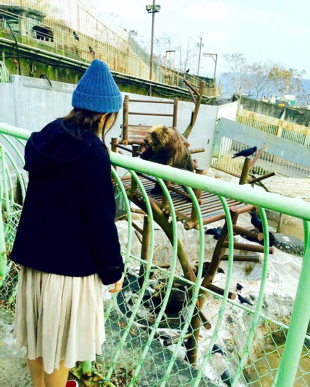 齋藤飛鳥 写真集『潮騒』さんのインスタグラム写真 - (齋藤飛鳥 写真集『潮騒』Instagram)「思い出プレイバック〈背中越し〉 ✴︎クマ牧場✴︎ #潮騒#あしゅ#齋藤飛鳥#背中越し #クマ#クマをみつめる」2月5日 15時07分 - asukashiosai