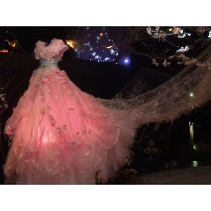 のインスタグラム：「💐 #フラワーズバイネイキッド 続き2🌻 頑張って動画編集にチャレンジ💪 どうでしょ？？ , キラキラのお花たち🌸 空を飛ぶようなドレス👗 この美しさが伝わるといいなぁ✨ . そうそうこの日に 真美ちゃんと初めてインスタライブやってみたけど面白かった笑 . . . #flowersbynaked #日本橋 #日本橋COREDO #COREDO #日本橋コレド #コレド #コレド室町 #日本橋三井ホール #COREDO室町 #お花見 #Flowers #立春 #桜 #🌸 #幻想的 #beautiful」