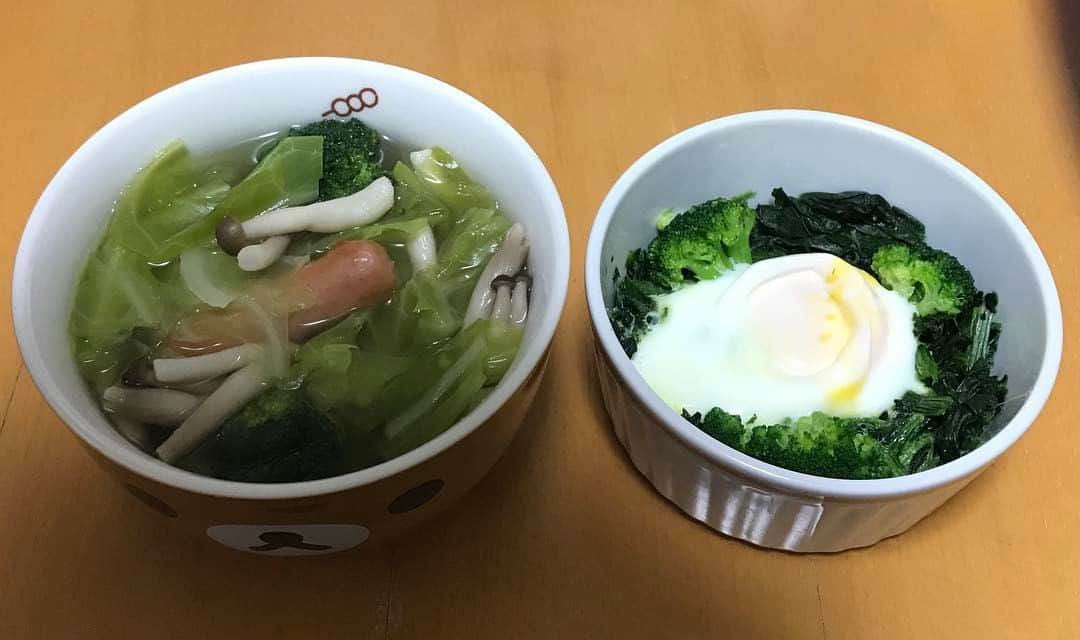 児玉るみのインスタグラム：「本日のお昼ごはん☆ キャベツとしめじソーセージのコンソメスープ ほうれん草とブロッコリーのココット(*'▽'*) たんぱく質17.2糖質4.9カロリー282kcal」