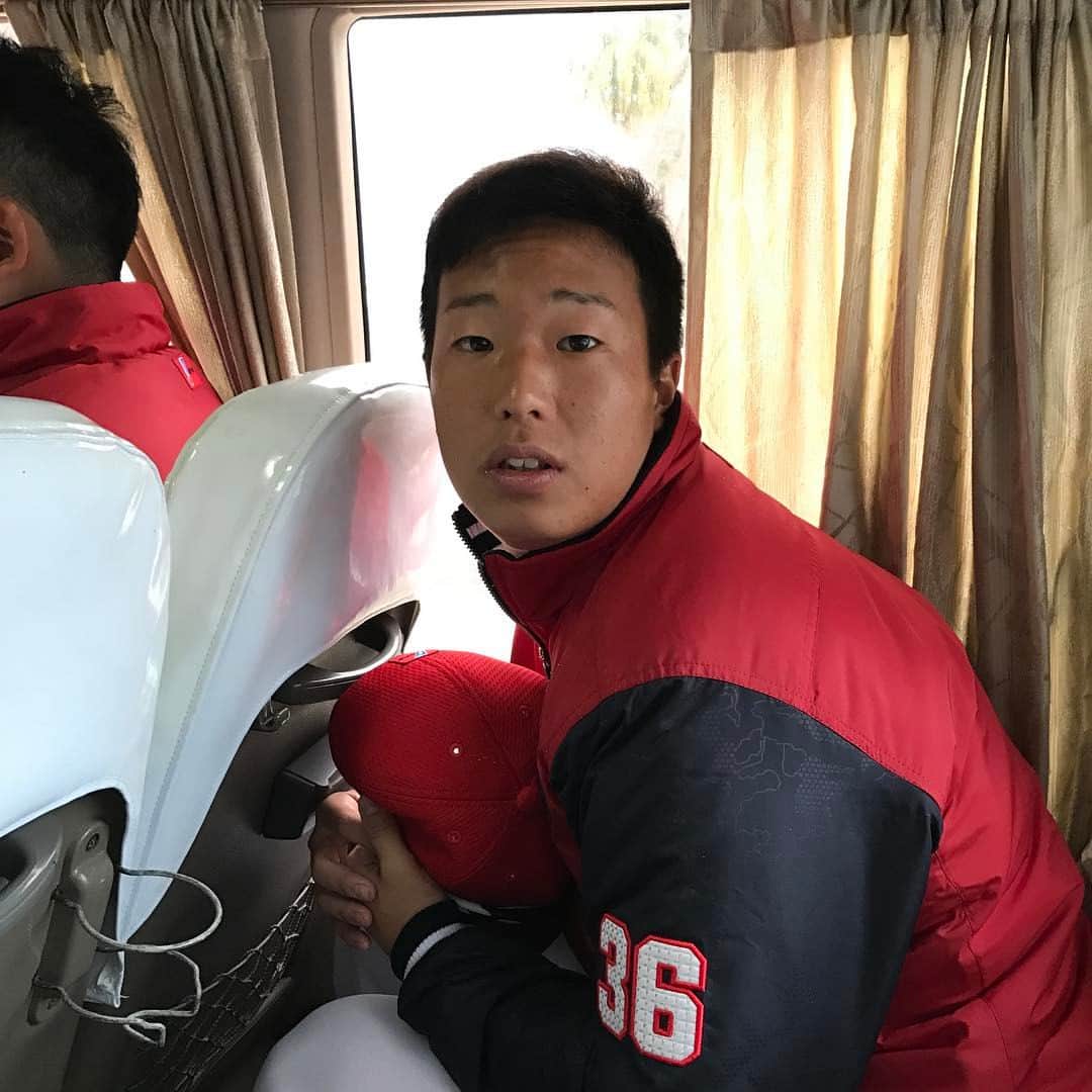 のインスタグラム：「朝のバス 隣はケビン^_^」