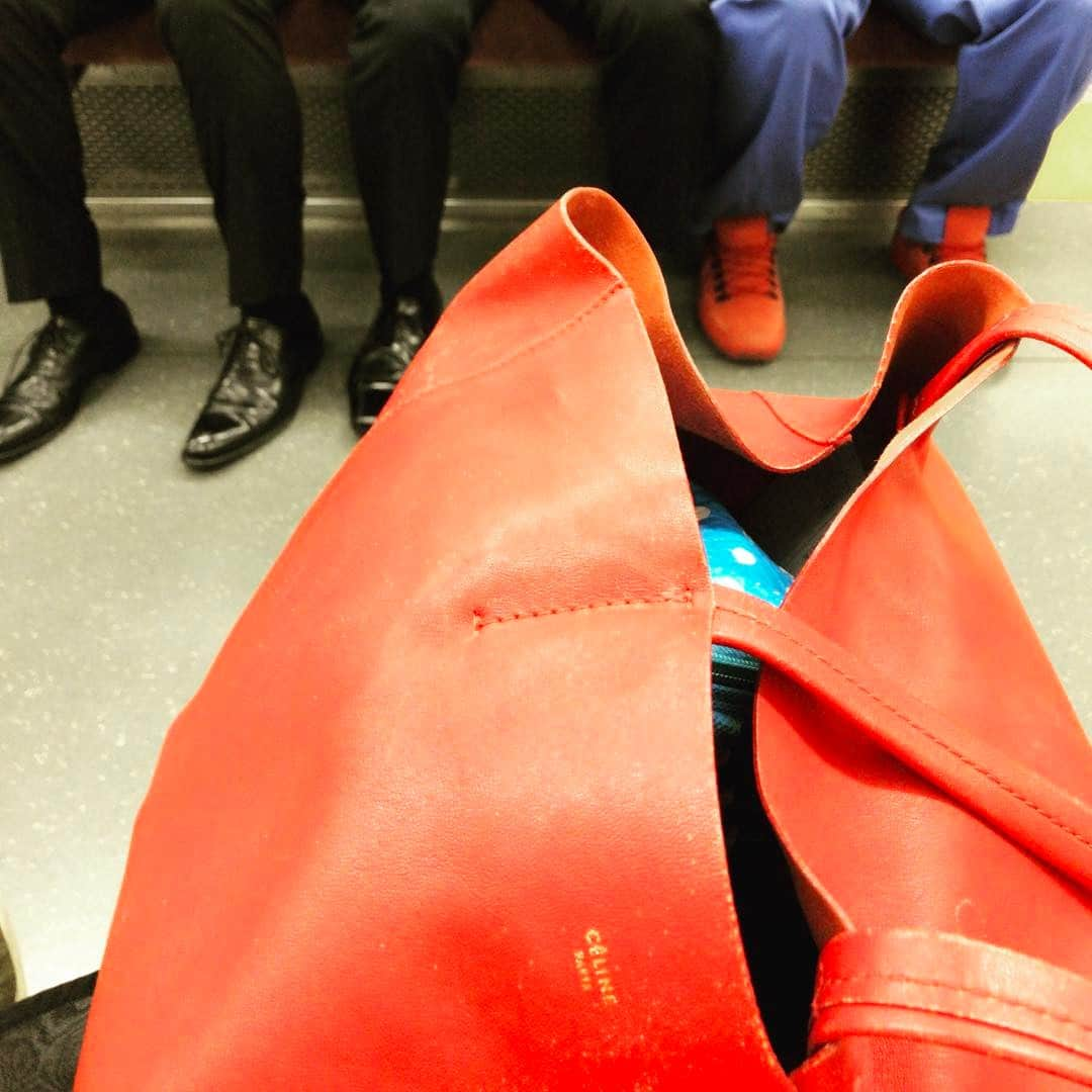 熊田曜子さんのインスタグラム写真 - (熊田曜子Instagram)「朝早いと座れる🚃 行ってきます☺︎ I can sit down early in the morning. I'm going.  #電車 #train #通勤 #morning #mama #bag #celine #work #job」2月6日 7時01分 - kumadayoko