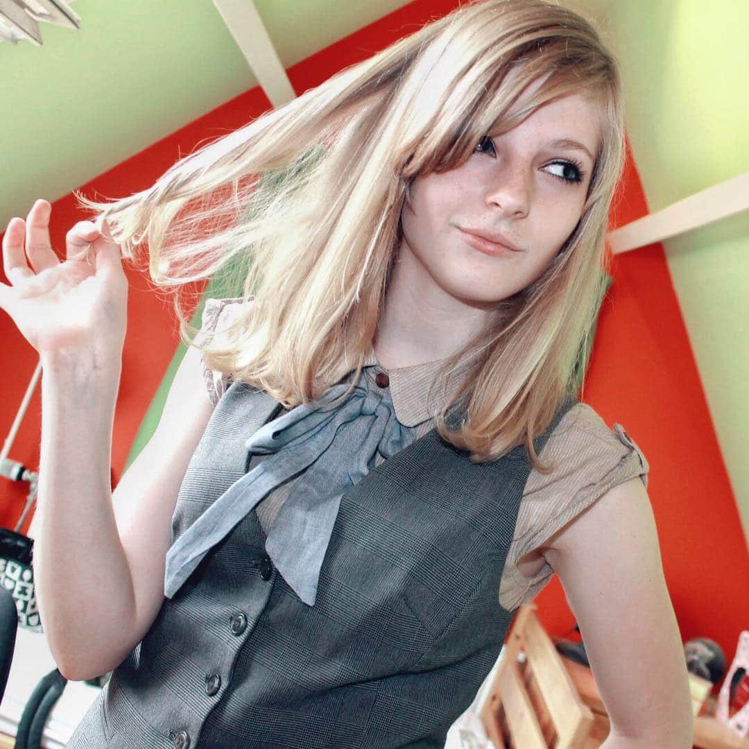Ella Freyaのインスタグラム：「Sweet sixteen and we had arrived. Walking down the street as they wistle "Hi, hi". Stealin' police cars with the senior guys, teachers said we'd never make it out alive.」