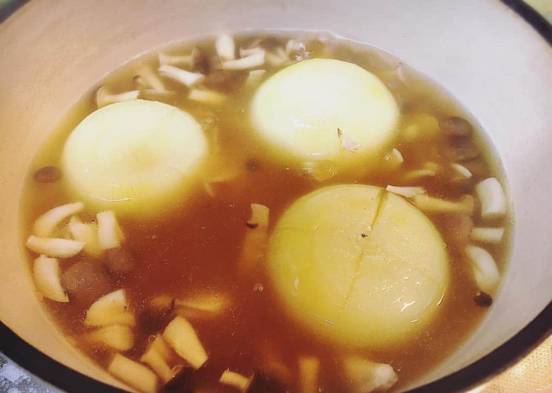安めぐみさんのインスタグラム写真 - (安めぐみInstagram)「今朝は玉ねぎをことこと。 温まりました(*´꒳`*) 娘もご飯に混ぜてパクパク。 #玉ねぎスープ#とろとろに #スクールに送り#お昼からお仕事へっ」2月6日 10時24分 - yasu_megumi_official