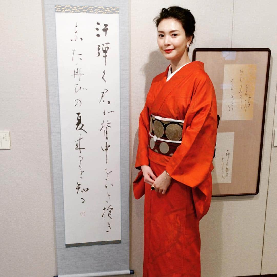 知花くららさんのインスタグラム写真 - (知花くららInstagram)「人生初の書道展。 自詠短歌を書きました。 古筆を始めて一年半が経ちましタ もう、楽しくって楽しくって。 #古筆#書道展#着物#kimono #短歌#来て下さった皆さまありがとうございました❤️ #くららと着物 #kuraraandkimono」2月6日 22時06分 - chibanakurara.official