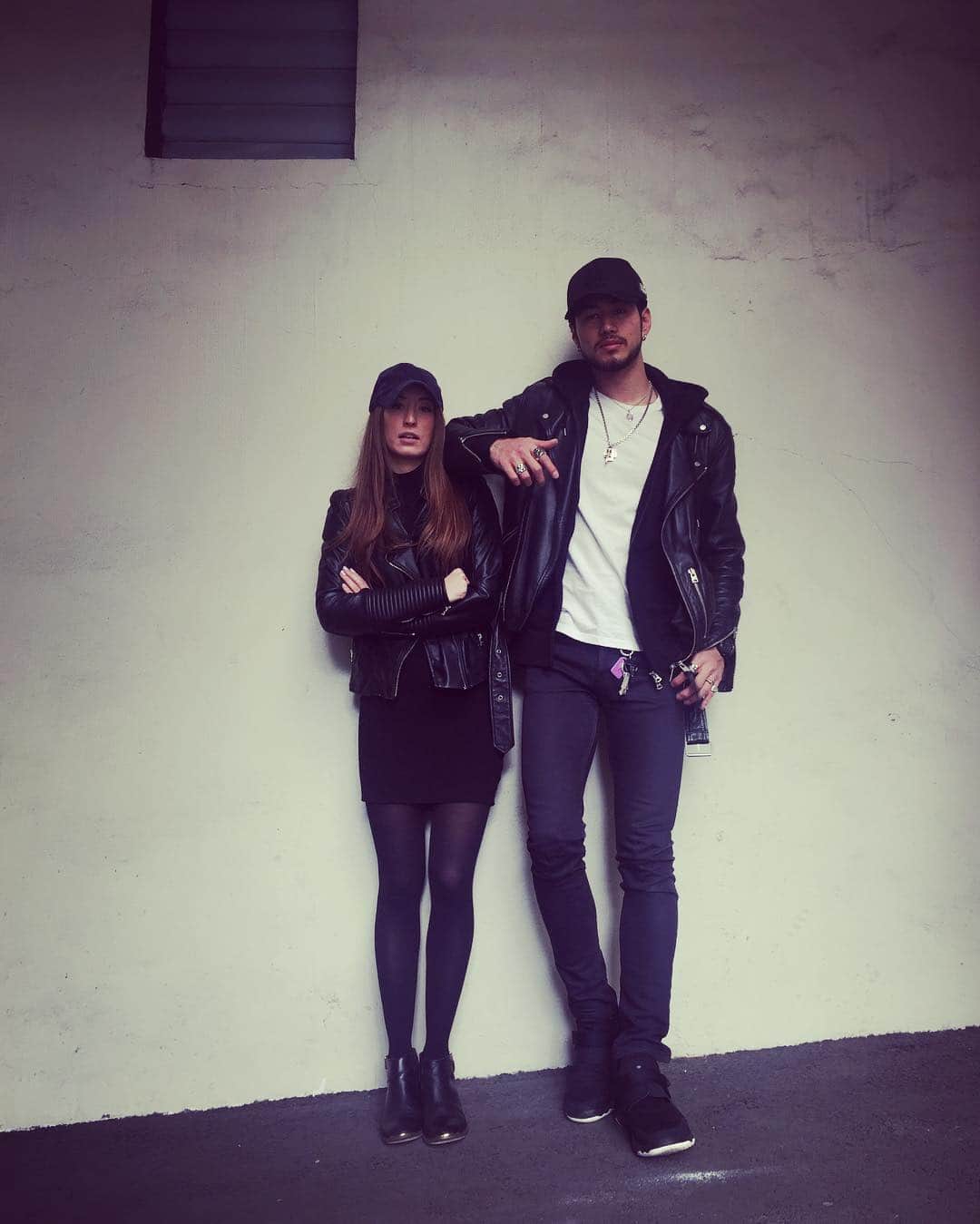 太田エイミーのインスタグラム：「Matchy matchy at work with @r_y_o_t_a_r_o #billabong #billabongjapan #allblack #leatherjacket #modeljapan #winterfashion #tokyolife」