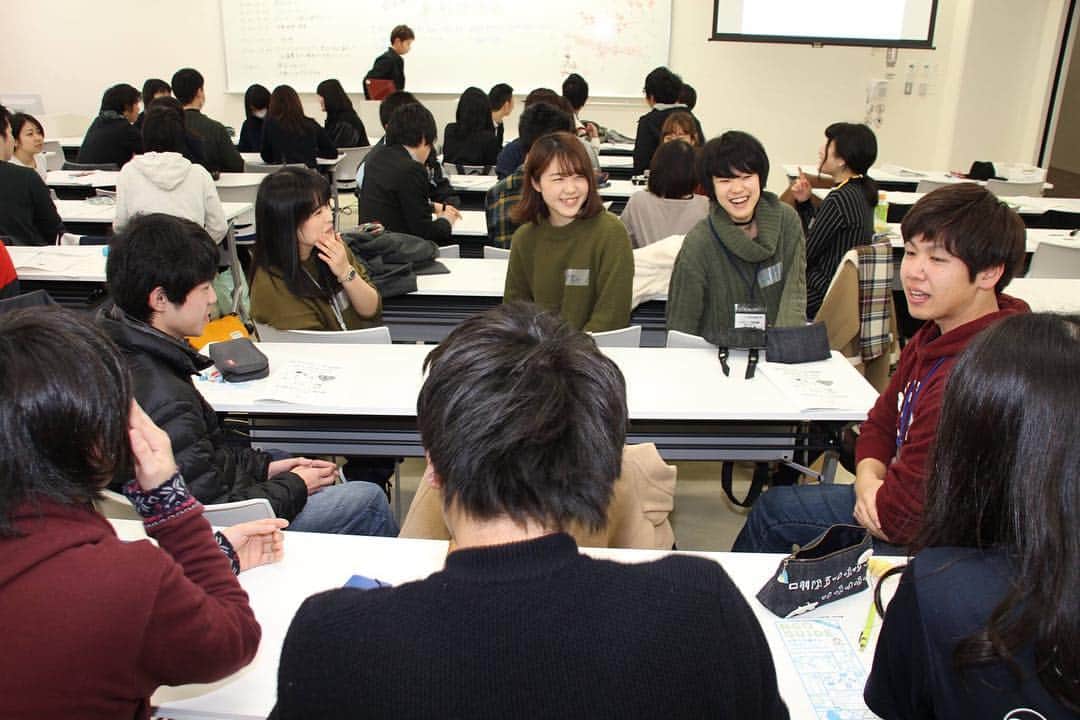 神戸学院大学さんのインスタグラム写真 - (神戸学院大学Instagram)「「春ボラ」の事前説明会を開催しました  スプリングボランティアに参加する学生を対象にした事前研修会が6日、ポートアイランドキャンパスであり、約60人が参加しました。ボランティア活動支援室学生スタッフ代表の井藤遥さんが、ボランティア活動の基本について説明し、白川春菜さんら学生スタッフ3人が活動体験を発表しました。スプリングボランティアは、春休みを利用し、学生にボランティア活動を体験してもらうプログラム。この春は、神戸市西区医療センターで院内案内や車いす整理を体験させていただいたり、子供の学習支援、高齢者施設や病院での小物づくりのワークショップ開催、交通遺児との雪山キャンプなど13のプログラムを予定しています。廣瀬幸輝さん(法学部1年次生)は「長坂小学校で児童とドーナッツを作ったり、昔の遊びをするボランティアに参加します。アルバイトで塾の個別指導をしているので、児童との交流が、参考になると思い参加しました」と話していました。 #神戸学院大学 #神戸学院 #ポートアイランドキャンパス #ボランティア #説明会 #自己紹介 #アイスブレイク」2月6日 14時50分 - kobegakuin_university_koho