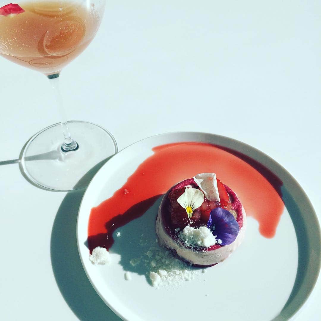 フィガロジャポンさんのインスタグラム写真 - (フィガロジャポンInstagram)「シンガポールからジャニス ウォンが来日。彼女が提案する「食べられるアート」を食べてきました。 1616/arita japanのデザイナー、柳原照弘さんのお皿とコラボ。 ブルガリアローズ&完熟モモのカクテルとのマリアージュも素晴らしかったです。 #figarogourmet #フィガロおやつ #ジャニスウォン #janicewong #🇸🇬 #ロゼとスイーツの春物語」2月6日 14時50分 - madamefigarojapon
