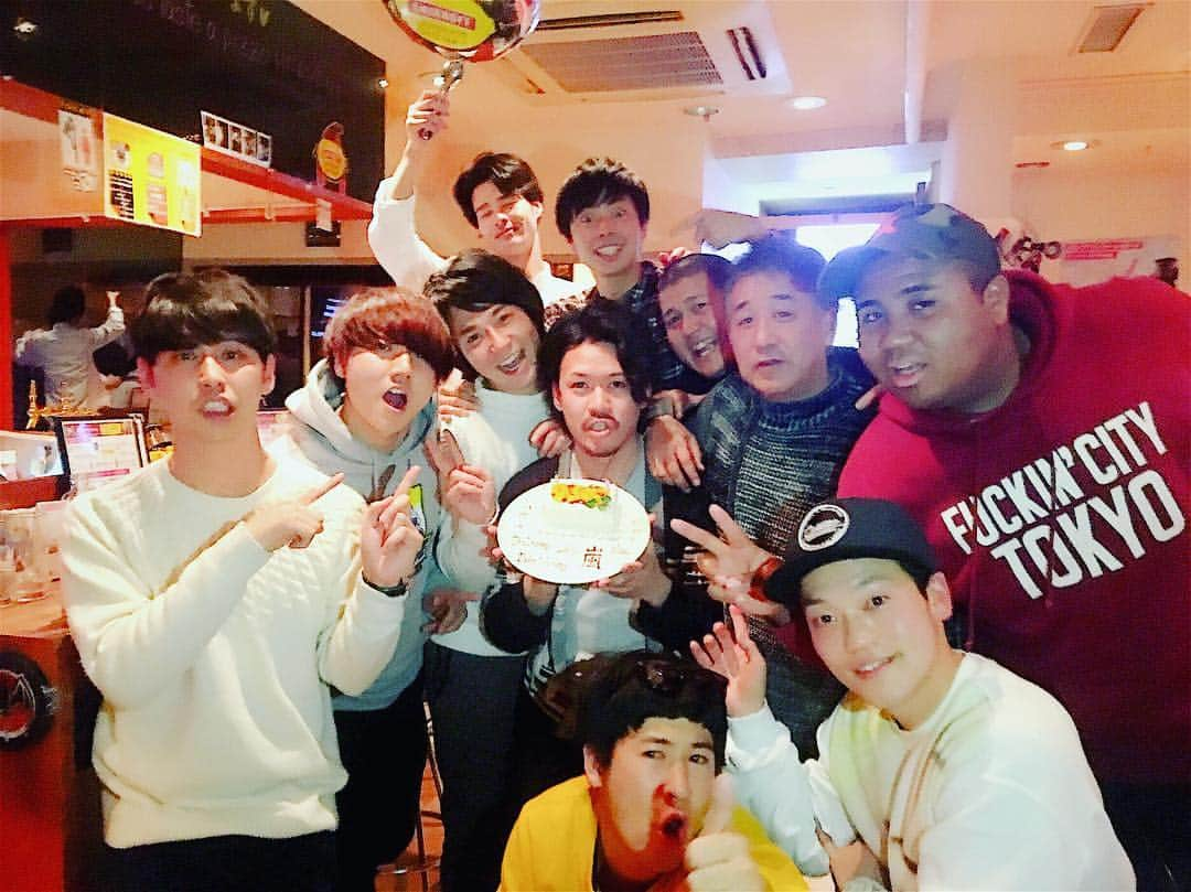 伊地知大樹さんのインスタグラム写真 - (伊地知大樹Instagram)「birthday party🎉🍾 カウントダウンに続き、誕生日当日も祝ってくれたー！ みんな集まってくれてマジ感謝。 うるさくてキモイけどかわいい後輩達。 #アントニー #ニューヨーク屋敷 #ポールマンしゅん #デニス松下 #しゃかりき光 #コロコロチキチキペッパーズ西野 #ラフレクラン #おばたのお兄さん  #これが #伊地知カンパニー #ひたすらチャライ飲み会をする会 #スローガンは「清くチャラく」 #後輩に負けないように #今日もモテるぞ #チャラおじさん #ケーキの名前は嵐 #ここではほぼホスト #なのに #やっぱり顔デカイ」2月6日 16時49分 - pistachio_ijichi