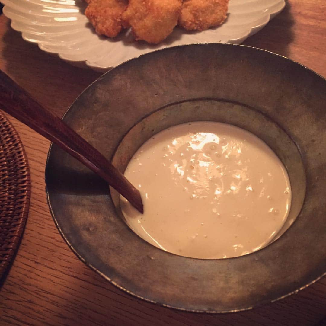 ともさかりえさんのインスタグラム写真 - (ともさかりえInstagram)「居酒屋まりぞーのスペシャリテ、豆腐マヨネーズ。レシピを聞いてトライ。甜菜糖を使ったからか、本家より黄色っぽい仕上がり。ささみのチキンカツに、たっぷりつけたら最高。息子が眉間にしわ寄せて「うますぎるんだけど…」とがっついていたので、まりちゃんに報告したら「母親似だね」と言われた。  #居酒屋まりぞー  #まりちゃん  #西尾まり  #豆腐マヨネーズ  #チキンカツ  #野菜にもパンにも #豆腐マヨブーム到来」2月6日 20時14分 - rie_tomosaka_official