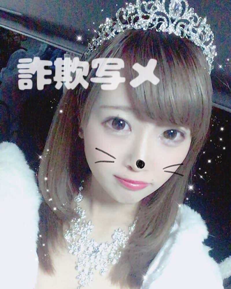 のインスタグラム：「たくさんのコメント、ありがとうございます！ 時間が出来たら少しずつ返そうかなって思ってます◡̈ * 優しい言葉をかけてくれる方、いじってくれる方、面白かったと言ってくれる方、などなどたくさんありがとうございます😊 4月から働いて親孝行 頑張ろうと思います！ * さて、私の盛写メを通り越した詐欺(別人)写メの作り方を伝授しますね🤔 (説明が下手です) * ①B612の鼻だけの顔認識スタンプで撮る(ずるです😂) ②BeautyPlusのしわ消し機能(有料)をつかって法令線と鼻翼を消す。(ニキビ消しで代行可) ③顔体痩せ機能で輪郭を短く(余白を減らす)→人中(鼻と口の間の長さ)を短く→鼻翼を細く ※横顔の場合はここで理想的なEラインをつくる(鼻を高く・口元を引っ込める) ④肌磨き(顔のみ)→モヤモヤとしてしまうのでインスタでシャープ15くらいをかけてください。 ⑤analogfilm parisで明るさ調整 →その他使用アプリについてはこの投稿の二個下の「加工アプリ」参照 * 私のコンプレックスは面長、目が小さい、顔の余白が多い、鼻、口元(矯正中)などなど全てです😡 詐欺写メは、可哀想・現実w・必死（笑）と言われたらそこまでですが…自己満でやってます( •ꙍ•́ )✧ * 私の顔の場合での作り方ですのでご了承ください！ 顔認識スタンプ系は面長さんは特に変身できる気がします😂 * 髪の毛さらさらなのはずっとお世話になっているとある美容師さんがいるので次の投稿で紹介します！ ではまた😼 #マツコ会議 #詐欺写メ #さきぼんリムジン #さきぼん女子会」