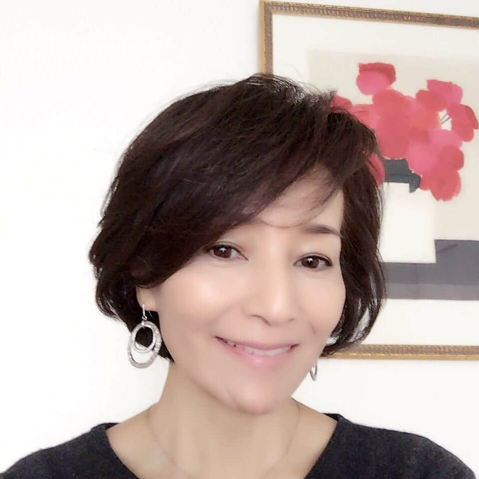 仁科亜季子のインスタグラム：「毛先をアイロンで巻いてみた日の１枚(  ˊᵕˋ )♡」