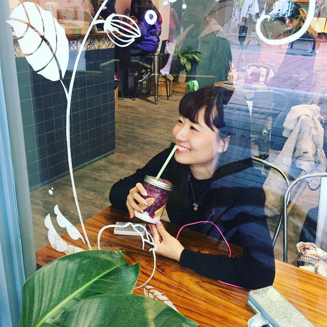福嶋麻衣子さんのインスタグラム写真 - (福嶋麻衣子Instagram)「インスタ向きのスムージー屋さん(なんのこっちゃ) ののた(16歳)撮影😅」2月6日 23時39分 - mofukuchang