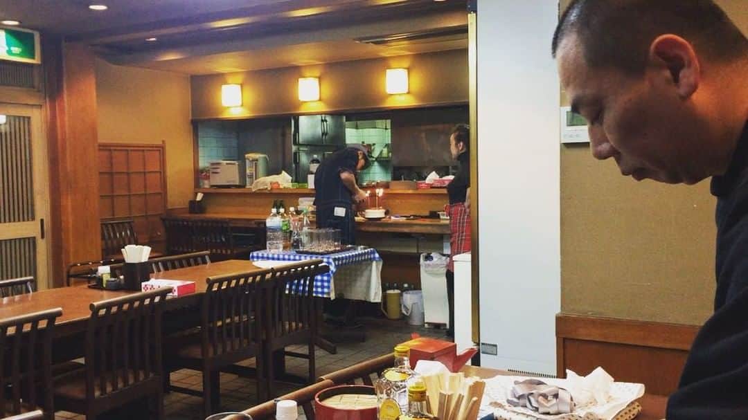 川島明のインスタグラム：「馴染みの蕎麦屋で誕生日会をしてくれました。 #ムーディー勝山 #レギュラー松本 #サプライズ前に「いきまーす」やあらへんがな #電気消すタイミングも間違ってる #ろうそくの長さも線香のサイズ #時間が余って見切り発車の歌 #いやまあ結局 #なんだあのその #ありがとうな」