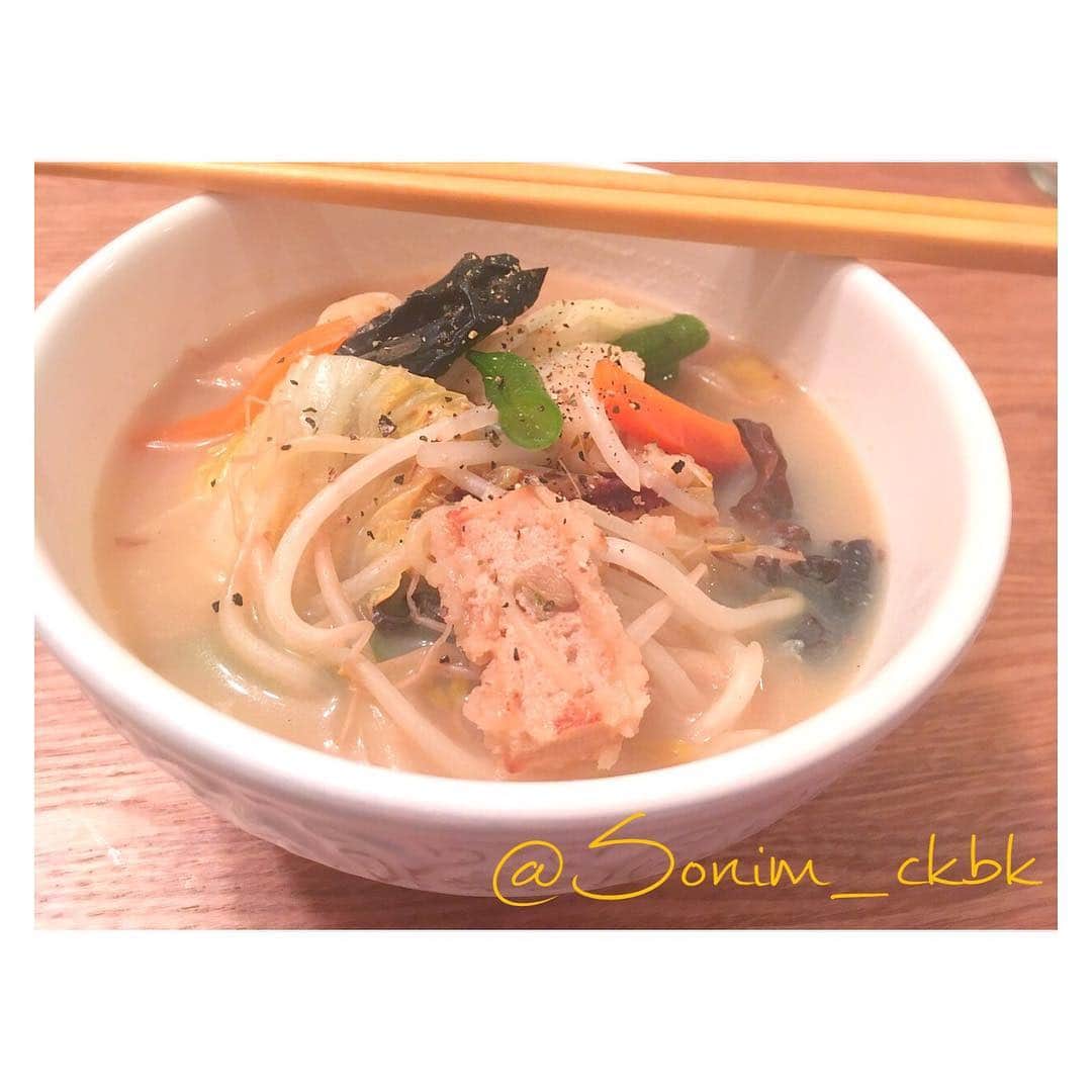 ソニン クッキングさんのインスタグラム写真 - (ソニン クッキングInstagram)「. #SonimCooking "Chan Pon Ramen" 【INGREDIENTS】 ❤️Veggies of your choice(i used Nappa cabbage, carrot, Kidney bean, Bean sprout, Fungus) 💛Soy meat(Cutlet style) 💙Veggie broth 💚Mirin 💜Soy sauce ❤️Soy milk 💛Noodles of your choice  #Vegan#VeganRamen #Fujian #FujianRamen #ChanPonMen #ちゃんぽん麺 #ヴィーガンちゃんぽん 急にちゃんぽん食べたくなってヴィーガンバージョンで作ってみた。あり物ででしたけどあの味そのもの！美味しかった😍ヴィーガンでなんでも再現できるのだよ✨」2月7日 0時24分 - sonim_ckbk
