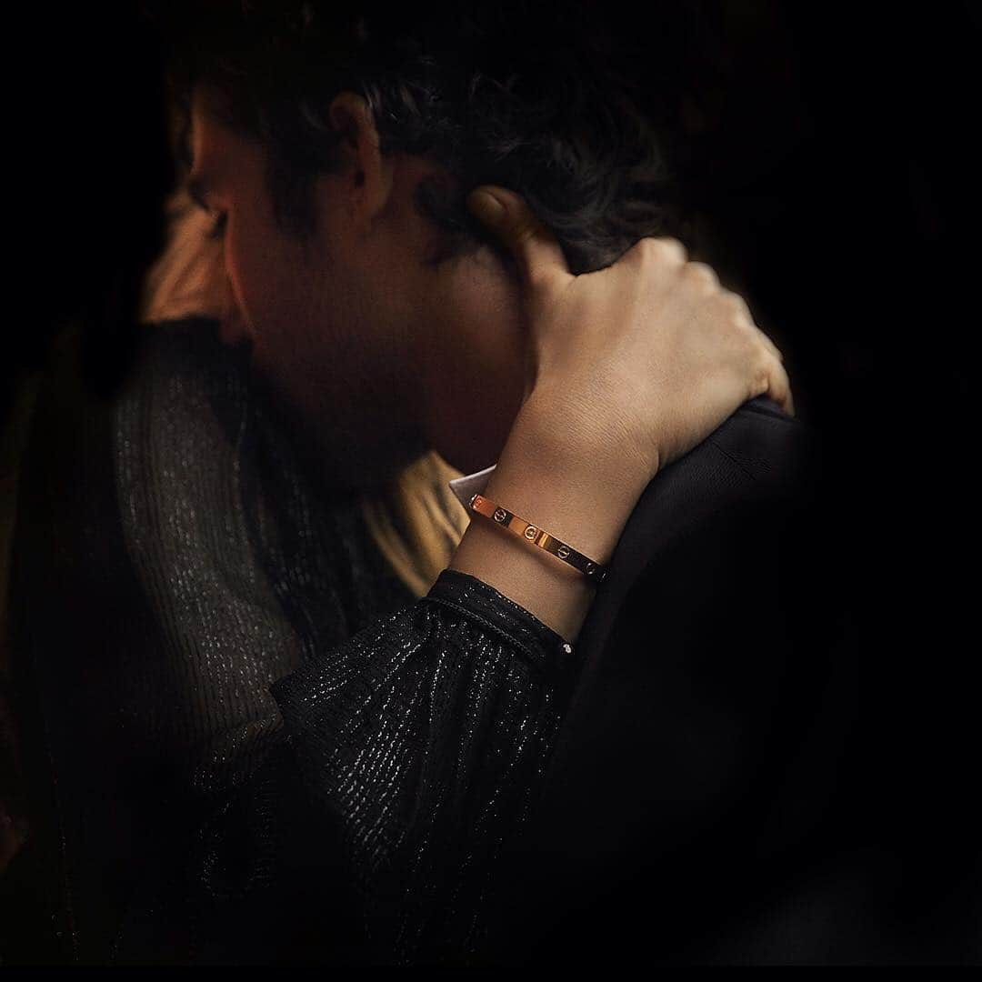 カルティエさんのインスタグラム写真 - (カルティエInstagram)「How far would you go for LOVE?  Love it? Tap link in profile to shop.  #DareToDeclare #LOVEbracelet #Valentines #Cartier #CartierLOVE」2月8日 1時45分 - cartier