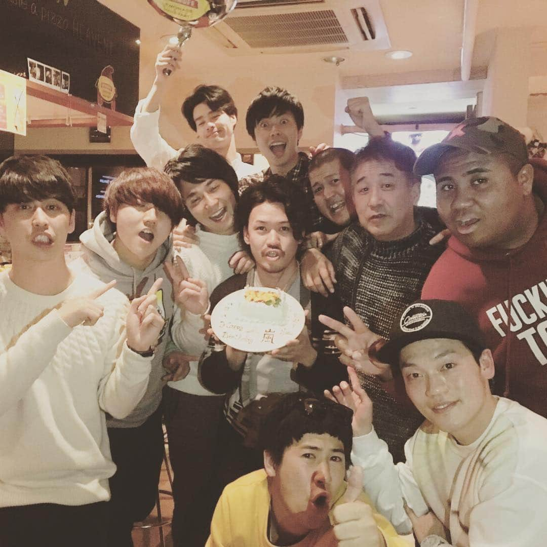 アントニーさんのインスタグラム写真 - (アントニーInstagram)「元歌舞伎町ナンバーワンホスト嵐の誕生日会  #元歌舞伎町ナンバーワンホスト嵐 #ピスタチオ伊地知 #ハッピーバースデー  #アントニー #ラフレクラン西村 #ラフレクランきょん #デニス松下 #ニューヨーク屋敷 #コロチキ西野 #ポールマンしゅん #おばたのおにいさん #しゃかりき光 #嵐さんはチャラいけど男の中の男 #ネタ終わりすぐ香水つける #基本ギャルとラインしてる #酒めっちゃ弱いクセにめっちゃ酒好き #足短い #顔デカイ #意外と真面目 #後輩思い #毎日ラーメンの事考えてる #色付きサングラスにハマってる #パンケーキとか好き #多分喧嘩弱い #鈴木奈々ちゃんめっちゃタイプらしい #本当に誕生日おめでとうございます！」2月7日 17時24分 - anthonymatenroudayo