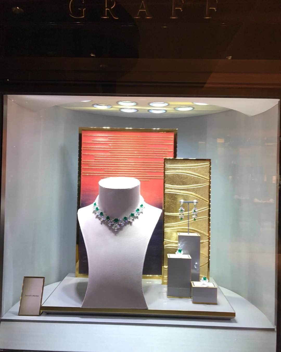 久本直美さんのインスタグラム写真 - (久本直美Instagram)「#jewelry #グラフ#ペニンシュラ #ダイヤモンドの次に好きなエメラルド #いつか憧れフルネックレス #明日はオンエアです」2月7日 23時09分 - naomixing