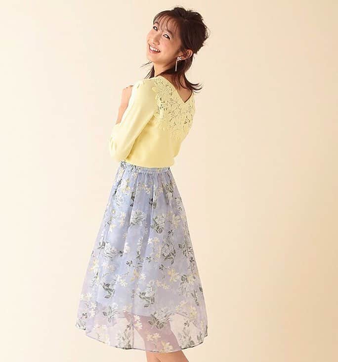 トランテアンソンドゥモードさんのインスタグラム写真 - (トランテアンソンドゥモードInstagram)「【NEW ITEM】 この春大人気の刺繍アイテム💕新作続々入荷します🌸 バックスタイルに大胆に花柄刺繍があしらわれた新作ニット🌼 ———————————————————— ♦️レースプルオーバー￥11,000+tax #品番057110 カラー（イエロー/オフホワイト） ワンサイズ ※2/7（火）より、順次店頭入荷予定 ♦️スラブオパールロングスカート￥11,000+tax #品番037102 ♦️ビジューイヤリング￥2,500+tax #品番097142 ———————————————————— 品番をタップして別コーデをチェックしてね👼 店頭入荷予定日は予告なく変更となる場合がございますのでご了承ください🙇 店舗では、入荷連絡も承っておりますのでスタッフまでお声掛けください☺️💕 #31Sonsdemode #31sdm #31sdm_outfit #fashion #spring #knit #lace #skirt #flower #トランテアンソンドゥモード #トランテアン #新作 #ニット #レース #スカート #花 #近藤カコ ちゃん」2月8日 8時51分 - 31sonsdemode