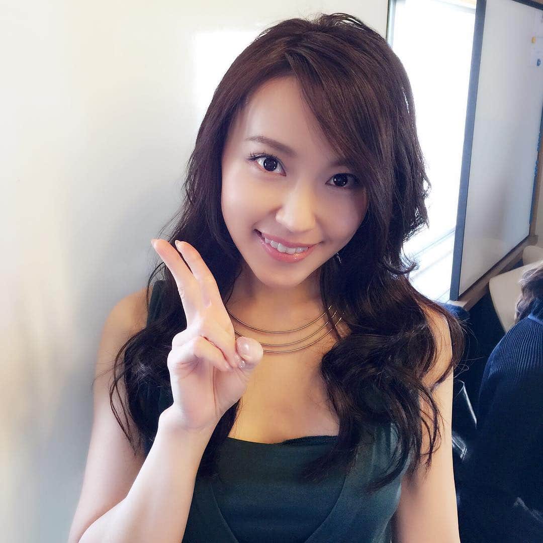 中川祐子さんのインスタグラム写真 - (中川祐子Instagram)「ハーフアップの次は全部おろしての巻き髪♪ こちらも美STの撮影にて✨ #美ST #撮影 #巻き髪 #自分では絶対できない #スタイリング」2月8日 20時01分 - nakagawa.yuko