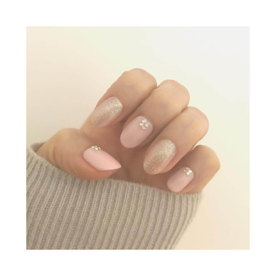 Soweluさんのインスタグラム写真 - (SoweluInstagram)「Valentine nail❤️ バレンタインっぽくしてみた✨ #valentine #nail #new #light #pink #sparkle #nailsalon #マリスネイル」2月8日 15時49分 - sowelu_