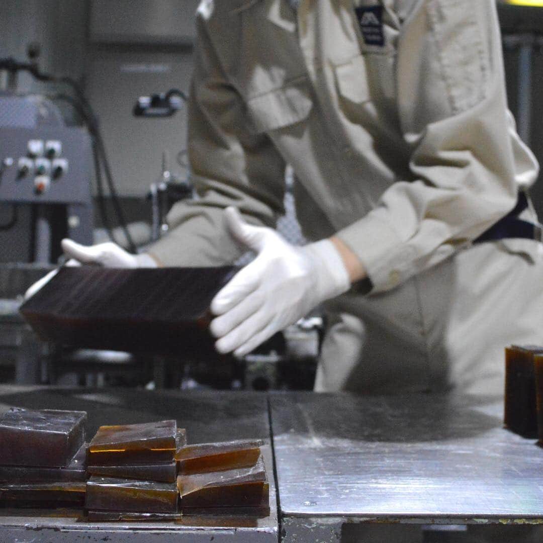 松山油脂さんのインスタグラム写真 - (松山油脂Instagram)「現在、東京・墨田工場では、リーフ＆ボタニクス マザーソープ ゼラニウムの石けんを小さく切る「小切り」の作業中。工場はゼラニウムの香りに包まれています。  Sumida Factory, Tokyo. Now, our staff are cutting "LEAF&BOTANICS Mother Soap Geranium" into bars. The factory is filled with the sweet aroma of natural geranium.  #松山油脂 #matsuyama #リーフ&ボタニクス #LEAFANDBOTANICS #石鹸 #石けん #せっけん #soap #handmadesoap #スキンケア #skincare#ボディケア#bodycare #ウオッシュアンドケア #washandcare #japan #madeinjapan　#fresh #天然精油 #精油　#aroma #goodproduct  #ものづくり #monozukuri #モノづくり #factory #東京 #tokyo #墨田 #sumida」2月8日 16時48分 - matsuyama_official