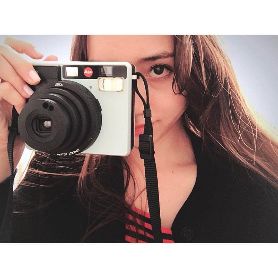 豊田エリーさんのインスタグラム写真 - (豊田エリーInstagram)「My new fav camera♡ #leica #sofort #present #camera  #EllieCamera お世話になっているスタッフさんからいただいた、ライカのインスタントカメラ『ゾフォート』 なんて可愛い顔、お洒落な色。 カメラという物体の造形が好き。色んなカメラを見てるだけで、ぞわーっとなるー。うう。 チェキのフィルムが使えるところもナイス💃」2月8日 17時10分 - ellie_toyota