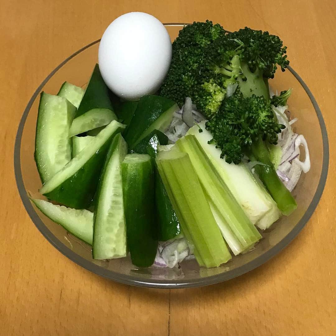 児玉るみのインスタグラム：「夕飯バージョン（╹◡╹） レタスとキュウリ、セロリ、ブロッコリー、玉ねぎのサラダに茹で卵 味はピュアオイルに塩♡ 糖質6.4たんぱく質8.7カロリー127 食べ応えを出すために大きく切るのがポイント╰(*´︶`*)╯♡」