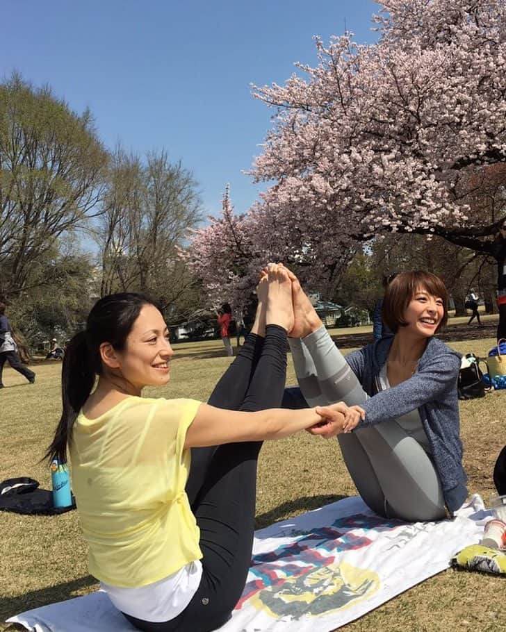 舞名里音さんのインスタグラム写真 - (舞名里音Instagram)「今年も出来るかなぁ 桜ヨガ🌸  伸枝先生の髪の毛が長い😆懐かしい☺️💓 みんなで外ヨガ出来るといいなぁ🤗🌴🍋✨ #smile #happy #yoga #外ヨガ #桜ヨガ  #ペアヨガ #ピクニックヨガ #🌴 #😆 #るんるん #おのまとぺ #ymcメディカルトレーナーズスクール #ymc新宿校 #🌸 #明日も笑顔で」2月8日 21時12分 - maina_rion