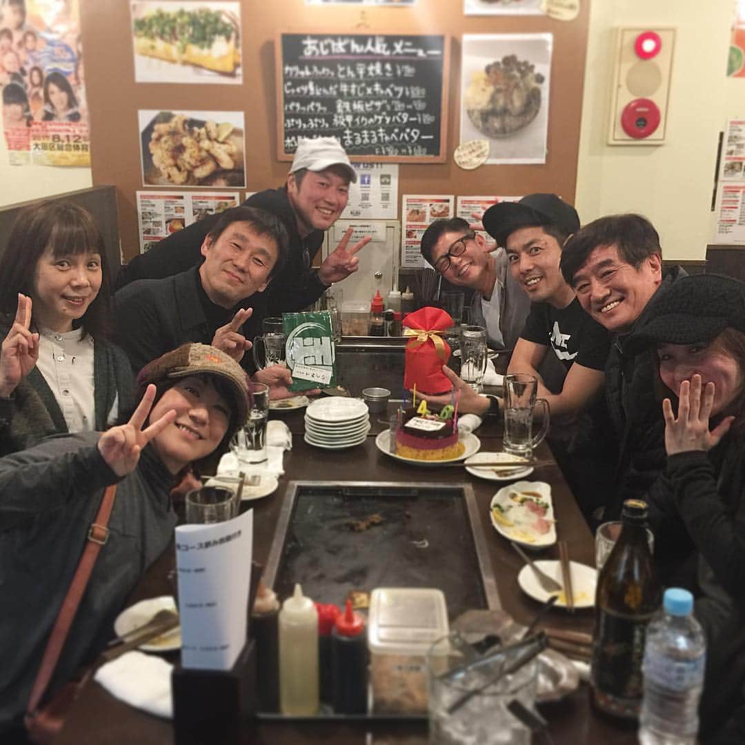 のインスタグラム：「🎁友人達から誕生日プレゼントを頂きました✨❤️赤いブリーフと💚緑の手ぬぐい😊あざーす✨ 追記:中央のケーキに刺さる４６のロウソクは康くんが46歳になった時に使った物なので、若干溶けていました😂 今度は佐野さんが46歳になる時まで使い回す予定です🎊」