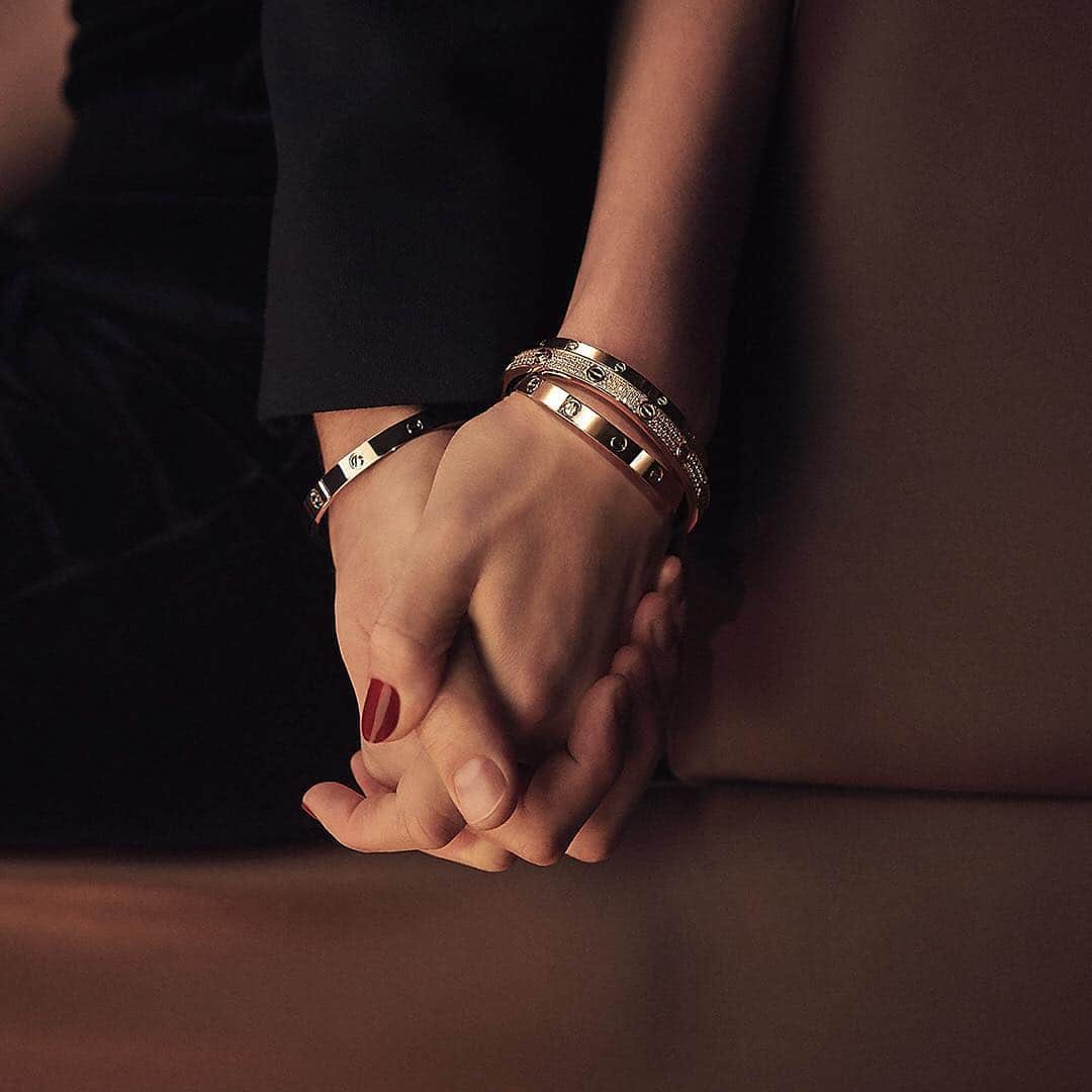 カルティエさんのインスタグラム写真 - (カルティエInstagram)「LOVE Everlasting. #DaretoDeclare  Love it? Tap link in profile to shop.  #LOVEbracelet #CartierLOVE #ValentinesDay #Cartier」2月9日 1時45分 - cartier