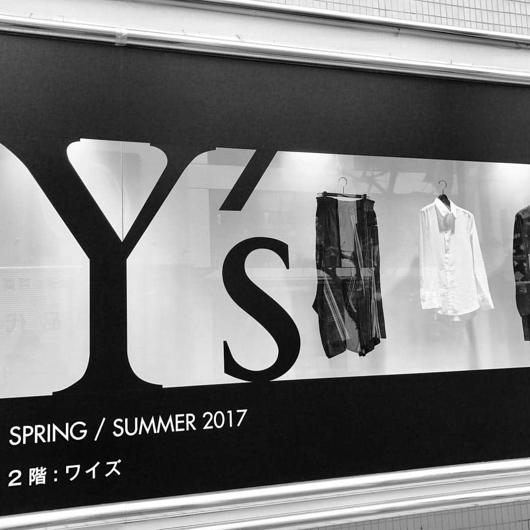 吉祥寺PARCOのインスタグラム：「今朝からウィンドウが「Y's」になりました。Y'sのこだわりあるカッティングとシルエット、素材感。丁寧につくられた洋服達は作品に見えます。  #吉祥寺パルコ  #Y's #ワイズ」