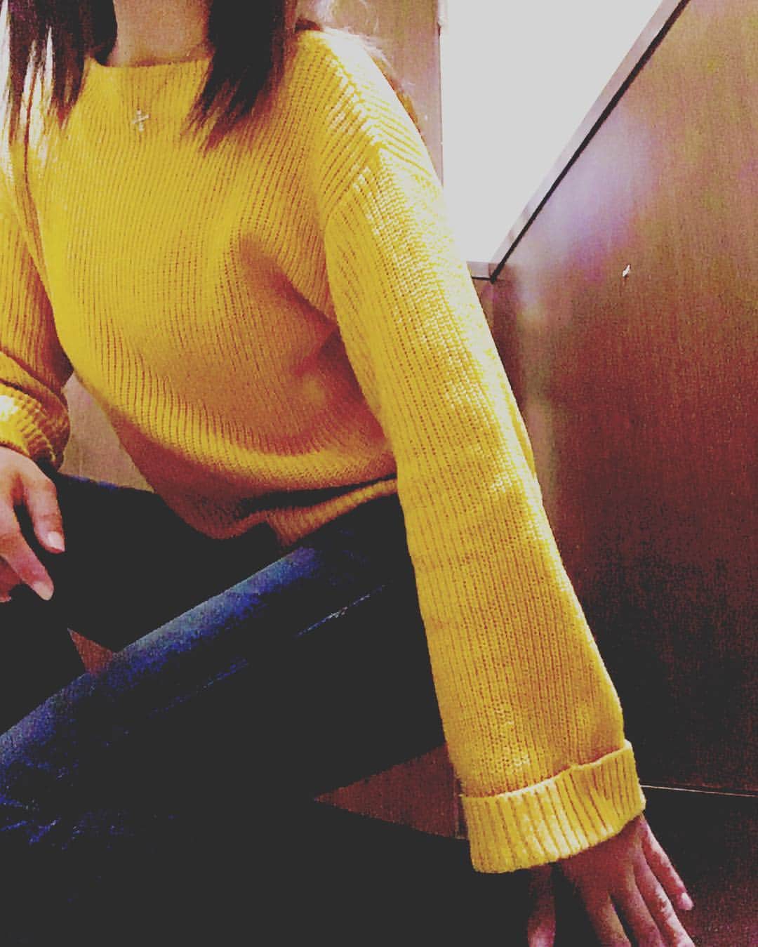 杜野まこさんのインスタグラム写真 - (杜野まこInstagram)「なんだかんだ #ジーパン が好き☆ #私服  #黄色 #携帯落としてしゃがんだら撮れた」2月9日 12時04分 - makomorino