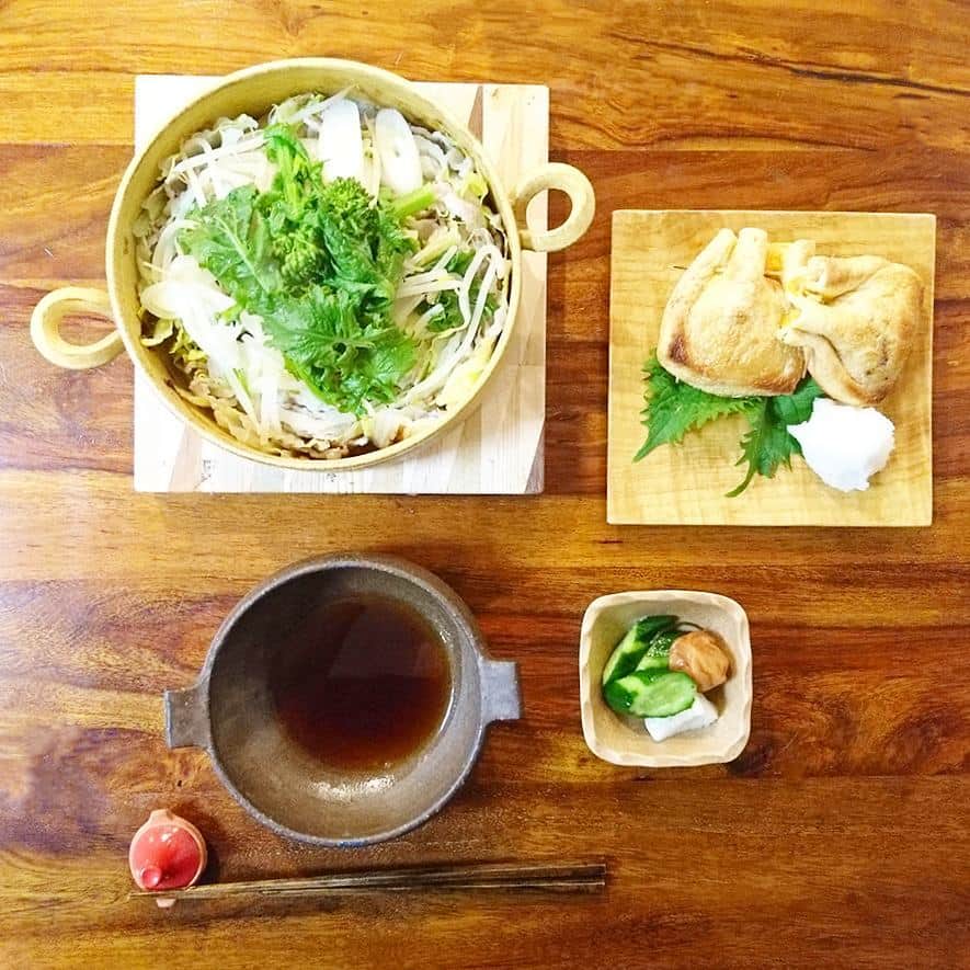 木村文乃 さんのインスタグラム写真 - (木村文乃 Instagram)「*** 今日の夜ごはん。 全体に疲れが。あうち。  ここのところ 食が不規則だったので シンプルに白菜とおぶたさんの ミルフィーユ鍋にしました。 もやしと残ってた菜の花のっけて 納豆キムチのお楽しみ揚げと。  #小川佳子 さんの 平丸オーブンパンとにかく可愛い。 個展行きたかったなぁ。  今日ずーっと Selfishってアルバム 聞いとりまして どこか懐かしい曲調と 気付けば香る哀愁 それを歌う切な可愛い声 はぁ。いいんだなぁ。  ちなみに 頬杖とカフェ•マキアート シングルに入ってた時から 未だに一番好きな曲。  #今日のお箸置き は お鍋違いのタジン鍋 #ふみ飯」2月9日 23時58分 - fuminokimura_official