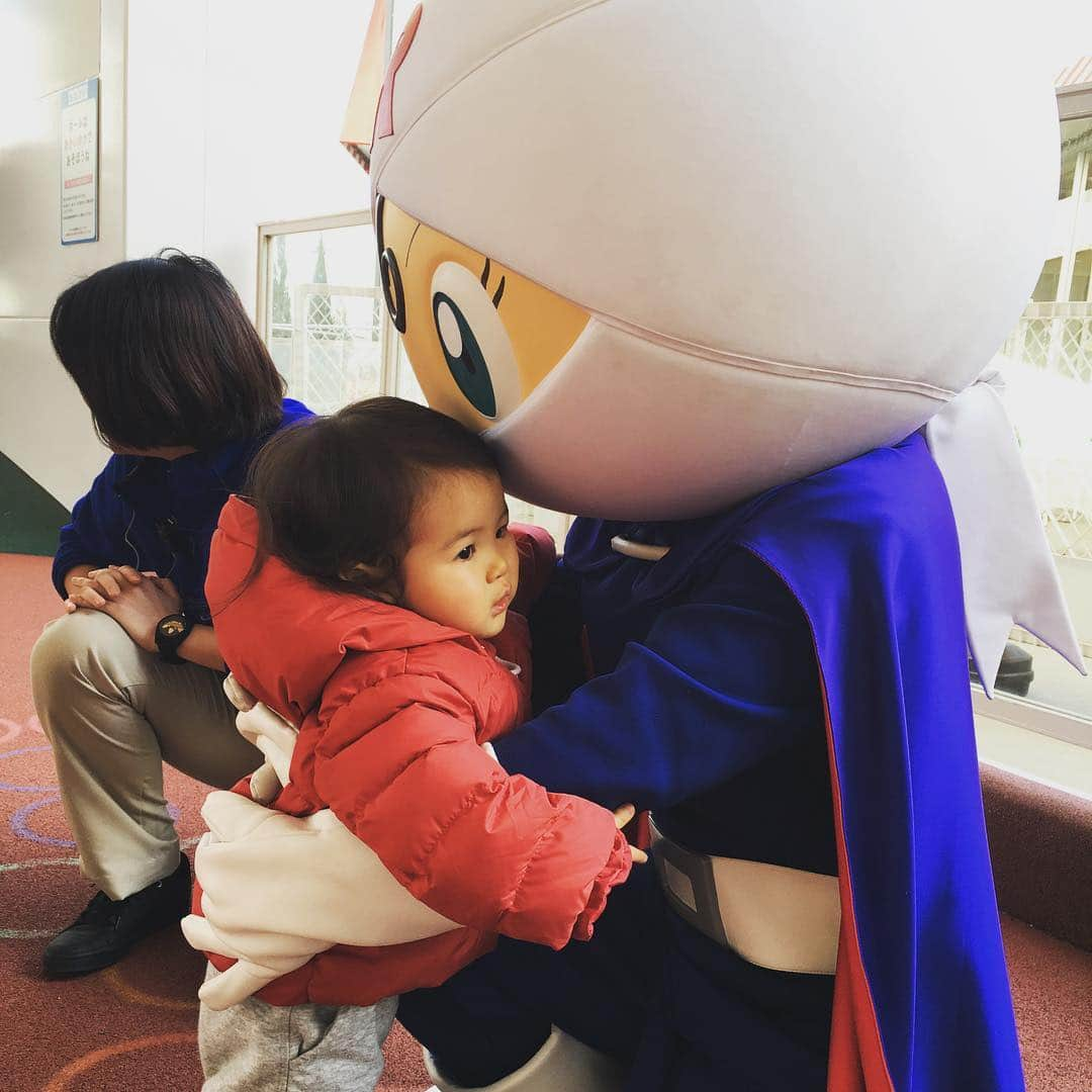 川島章良さんのインスタグラム写真 - (川島章良Instagram)「ハグ！！ #バターロールちゃん #きあちゃん #気難しい顔 #してる #キャラクターに #自分から行った #初めてかも #でも #気難しい顔 #1歳#親バカ#親バカ部#ハグ #あんぱんまんミュージアム #hagu#freehagu」2月9日 16時48分 - hannyakawashima