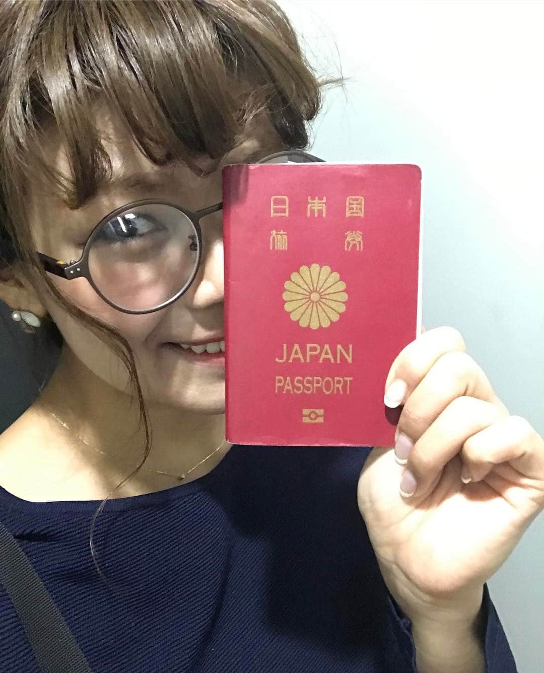 クロさんのインスタグラム写真 - (クロInstagram)「パスポート手元にないなう。 新しいパスポート月曜にでっきあがるー！！次の日から韓国ー！うひょーさむそおおおお⑅ ⑅ #今年もたくさん旅行するかな #したいな #海外旅行 #パスポート #フィリピンで前日泊まったホテルの金庫に忘れたこともある #passport #更新中 #パスポート不在 #伊達眼鏡はclorisa」2月9日 17時12分 - kuro_risa
