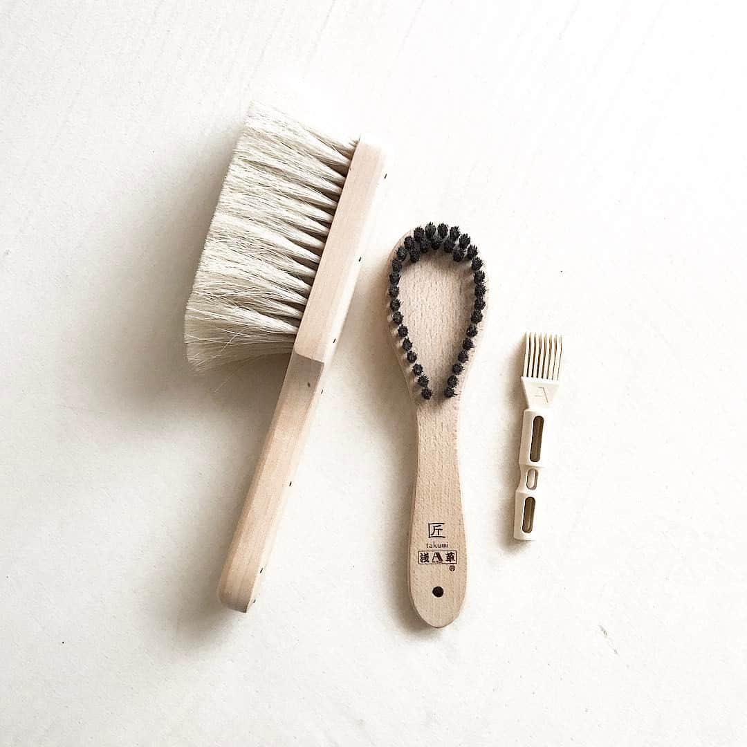 Michikoさんのインスタグラム写真 - (MichikoInstagram)「. _____ Giving my sweater and stole a brush ✨✔ . 一昨年の秋から使っている洋服ブラシと毛玉取りブラシ。 さむ〜い夜は、 ぬくぬくしながら ニットとストールのお手入れ ⛄️ . Have a good Thursday night 🌙 . #ブラシの平野 #平野ブラシ #浅草アートブラシ #洋服ブラシ #毛玉取り #毛玉取りブラシ #clothesbrush #madeinjapan #brush #thursdaynight #thursday」2月9日 19時13分 - michiko.jp