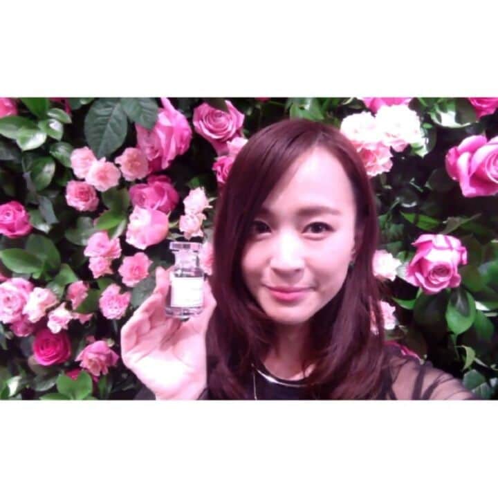佐野莉子のインスタグラム：「余韻😉🌷🌷 #withgirls_jp #withonline_jp #dior #miss_dior #missdior #ミスディオール #christiandior #クリスチャンディオール #perfume #hairmist #服の日 #肉の日 #前髪切った #grasse #tokyo #GrasseinTokyo #明日は金曜日 #ふるさと納税 #お肉が届く #flowers #l4l #instagood #余韻」