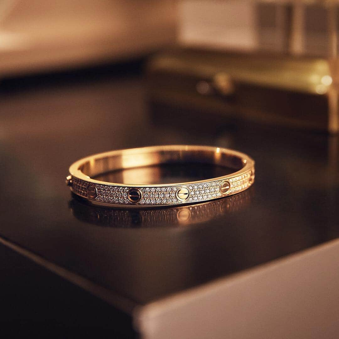 カルティエさんのインスタグラム写真 - (カルティエInstagram)「LOVE, paved with diamonds.  #DareToDeclare  Love it? Tap link in profile to shop.  #LOVEbracelet #CartierLOVE #Valentines #Cartier」2月10日 1時47分 - cartier