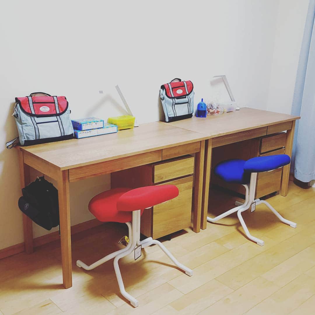 ユリルリよしかわりほこのインスタグラム：「子供の学習椅子、@balans_japan のバランススタディジュニアにしました！ 特に姿勢の悪い息子に効果を期待しております。 帽子やら手提げやらはどこに収納しよう…  I bought chairs for my kids. I hope that they will make kids good osture.  #madeinjapan #バランススタディ #子供部屋 #学習机 #学習椅子 #勉強机 #入学準備」