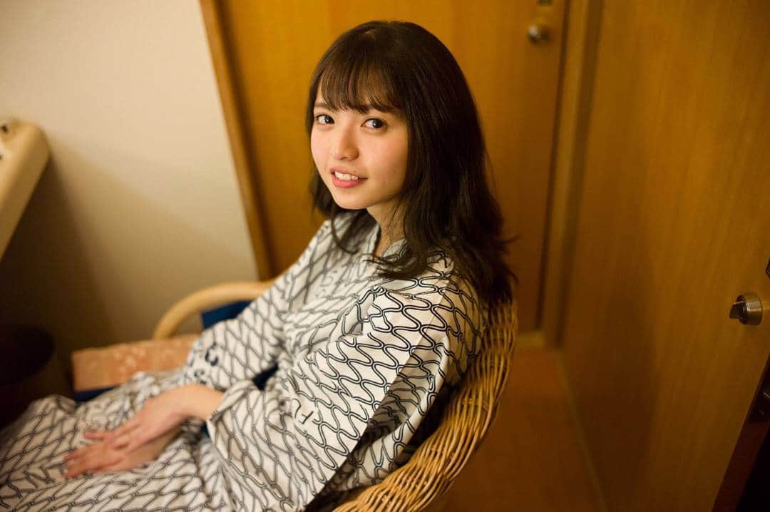 齋藤飛鳥 写真集『潮騒』のインスタグラム：「撮影前の温泉浴衣のメイクシーン  #おはようあしゅ #潮騒 #メイク中 #齋藤飛鳥#思い出プレイバック」