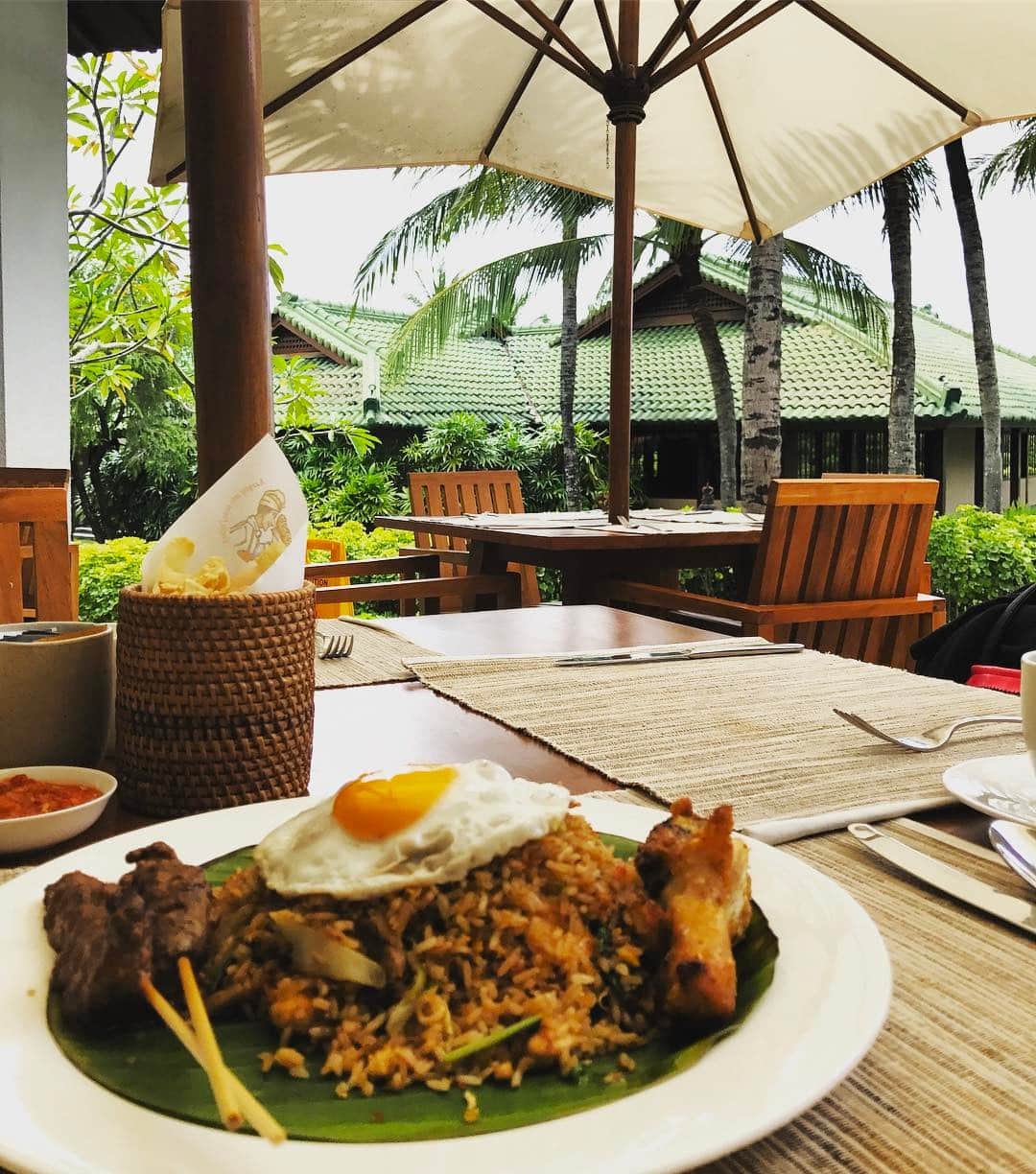 ダンドイ舞莉花のインスタグラム：「バリ到着❤️ #Bali #Indonesia #とりあえずナシゴレン #ボリューミーすぎて #お腹いっぱい #nasigoreng #yummy #resort #life #beach #リゾート #バリ #インドネシア #グランドハイアット #ともえの結婚式 #歌練習しなきゃ #もうすでに緊張 #あがり症は困る」