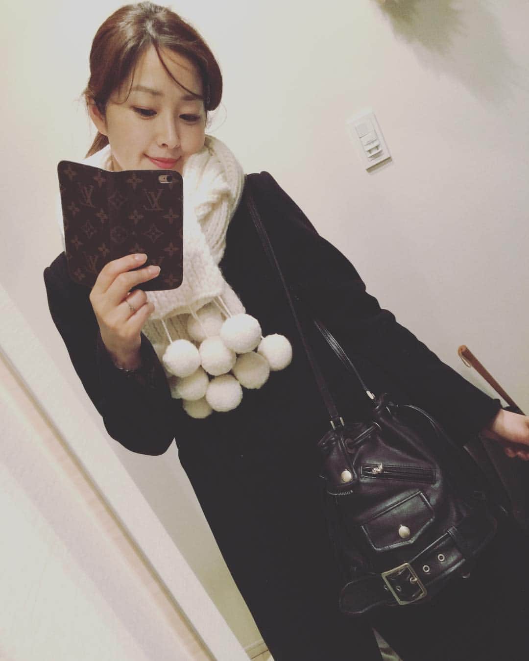 笛木優子のインスタグラム：「さむーっっ⛄️❄️ 自転車🚲はダメですね🙅  このマフラーを巻くとワンコが飛び跳ねます🙄自分のオモチャだと思ってるのかな笑」