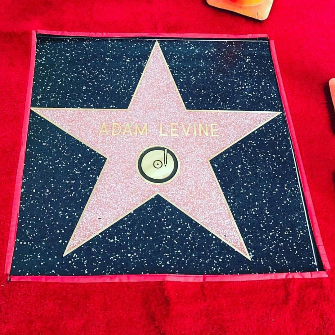 Maroon 5さんのインスタグラム写真 - (Maroon 5Instagram)「Taking this moment to congratulate @adamlevine for receiving a star on the Hollywood Walk of Fame. We've come a long way since #SAJ. #ALGetsAStar」2月11日 4時38分 - maroon5