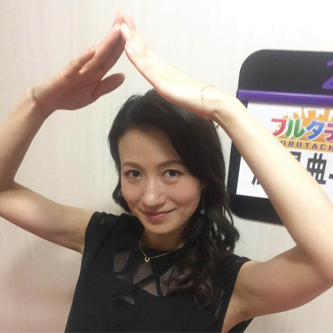 馬場典子さんのインスタグラム写真 - (馬場典子Instagram)「2/12 #フルタチさん #衣装 ゴールドのネックレスとブレスレット #vendomeaoyama  乳白色の石がかわいいピアスは、セレクトショップ #valmuer でお借りました」2月10日 21時44分 - baba_channel