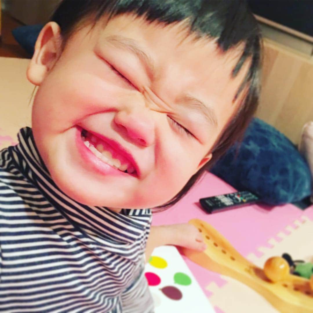 あびる優さんのインスタグラム写真 - (あびる優Instagram)「ここ数日、深夜に覚醒する娘ちゃん😦💦 私も彼も眠いから勘弁してぇ😭😭😭と、 思いつつ、この笑顔見ちゃうと許しちゃうんだよなぁ😳💕 #family#daughter#baby#babygirl#smile#bigsmile#clover#love#cute#happy#gn#家族#娘#愛娘#イヤイヤ期#四葉のクローバー#愛しい#かわいい#癒し#笑顔#ニコニコ#ニコニコニー#深夜に#覚醒#おやすみなさい」2月11日 23時56分 - yuabiru74