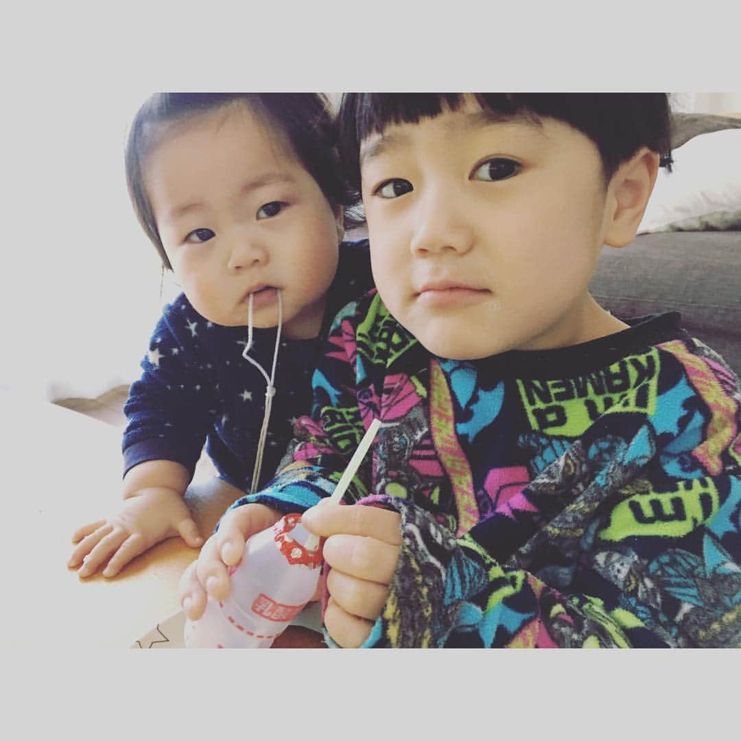 kchan0722のインスタグラム：「* なんか 兄弟 って感じの いいのが撮れた👦🏻👶🏻💓 *」