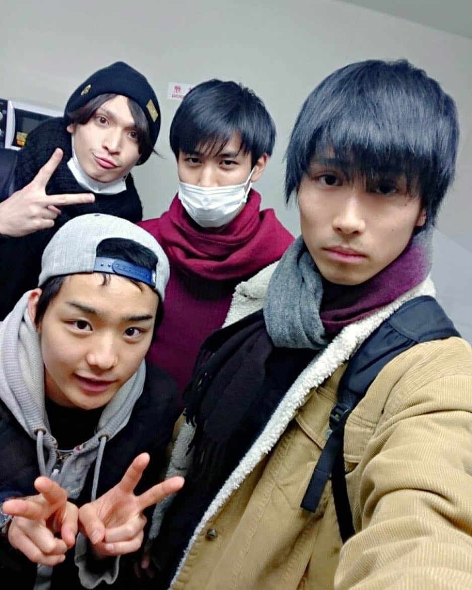 のインスタグラム：「[12/2/17] Finally the missing setter ⠀⠀⠀ ⠀ Kouta said he spoke loads with this group on the way home! Rooms for improvement they spotted amongst one another, things they should do, and things they must do... Ganbare, Kouta! ⠀⠀⠀ ⠀ #allenkohatsu #kohatsuallen #小波津亜廉 #saitokenshin #sakamotokouta #坂本康太 #yamagaiwakaito #haikyuustageplay #haikyuuhyperprojection ⠀⠀⠀ ⠀ Source: Kouta's Ameblo」